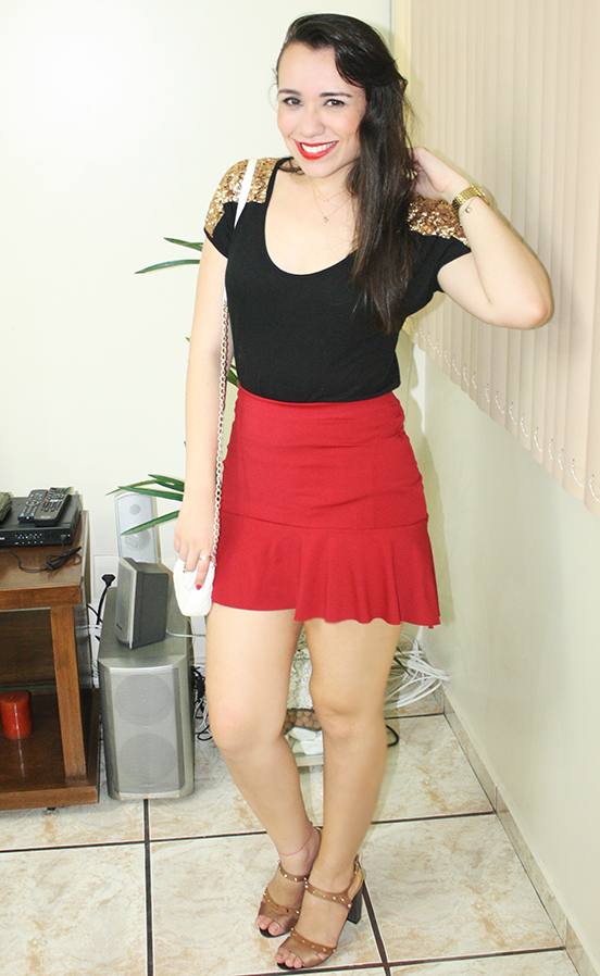 Blusa vermelha online e saia preta